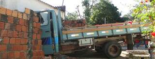 Caminhão destruiu muro e parte da cozinha (Foto: Capital do Pantanal)