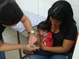 Bebê sendo vacinado em posto de saúde de Campo Grande. (Foto: Divulgação) 