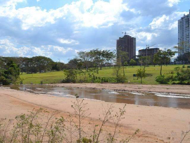 Desassoreamento de lago no Parque das Na&ccedil;&otilde;es segue a passos lentos