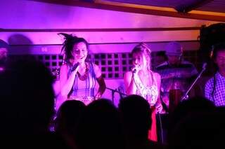 Marina Peralta ao lado da vocalista da extinta Louva Dub, Lauren Cury, no palco do 21 bar (Foto: Fernando Antunes)