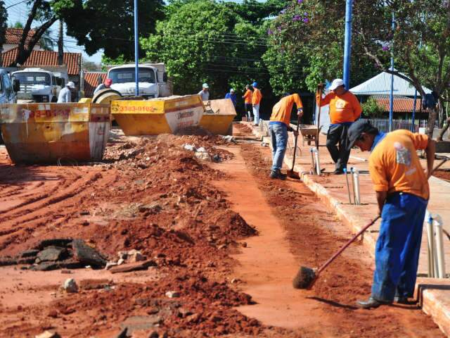  Prefeitura mant&eacute;m obra em pra&ccedil;a e insiste que ida de dogueiros &eacute; provis&oacute;ria
