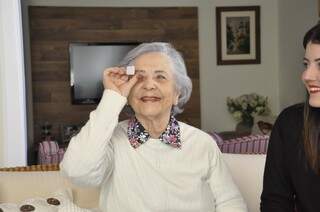 No presente e aos 81 anos, ela consegue reviver as poses de mais de quatro décadas.