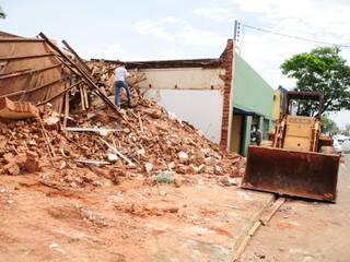 A parte da frente do imóvel foi demolida na manhã de hoje (Fotos: Rodrigo Pazinato)