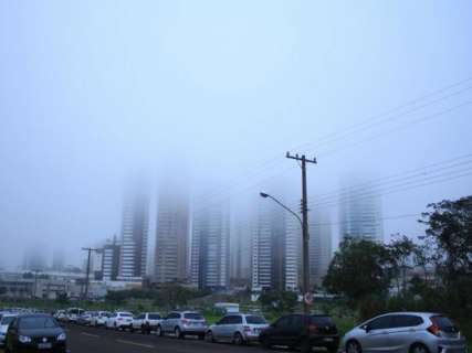 Queda de temperatura faz neblina encobrir céu de Campo Grande