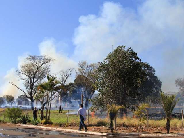 Com 35 dias sem chuva, bombeiros apagam 13 queimadas por dia