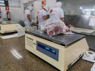 Funcionários trabalham no corte de carnes (Foto: Fernando Antunes/Arquivo)