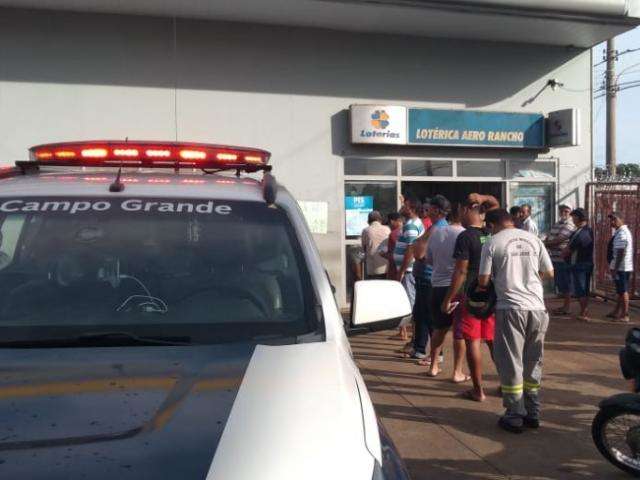 Em dia de sorteio da Mega, lot&eacute;ricas lotam e policiamento &eacute; refor&ccedil;ado 