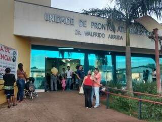 Na UPA do Coronel Antonino, sem lugar para esperar, paciente aguardavam do lado de fora na tarde de hoje (Foto: Alcides Neto)