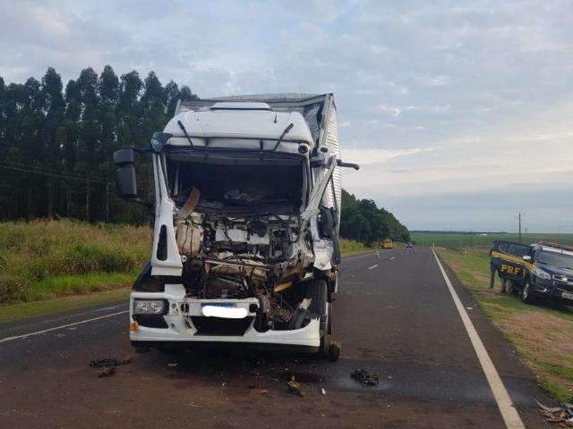 Motorista fica preso &agrave;s ferragens ap&oacute;s bater na traseira de caminh&atilde;o 