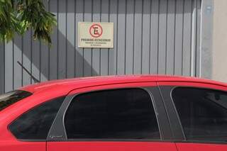 Placa do &quot;Proibido Estacionar&quot; é ignorada em garagem na rua Piratininga. (Foto: Marcos Ermínio)