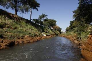 Suspeita é de que Rio Anhanduí recebe chorume gerado por resíduos de aterro (Foto: Arquivo/Cleber Gellio)