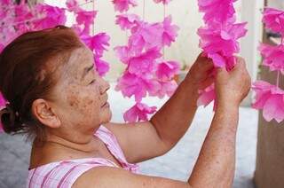 Dona Alice foi quem fez a manutenção das cerca de 10 mil flores decorativas de Sakura.(Foto:Adriano Fernandes)