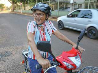 Dona Cleusa é exemplo para usuários e usa capacete mesmo não sendo obrigatório (Foto: Paulo Francis)