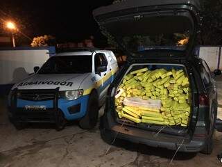 Tabletes de maconha estavam espalhados sob os tapetes e no porta-malas do carro. (Foto: Divulgação/PMR) 