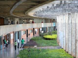 Movimentação em corredor de universidade pública brasileira (Foto: Fabio Rodrigues Pozzebom/Agência Brasil)