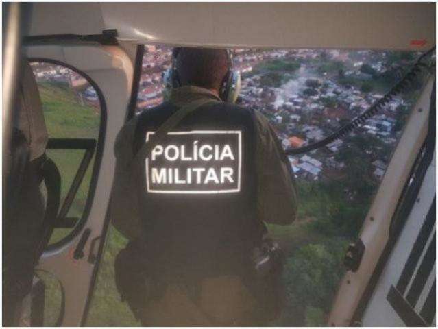 Encosto de banco cai de helic&oacute;ptero da PM durante sobrevoo no Centro 