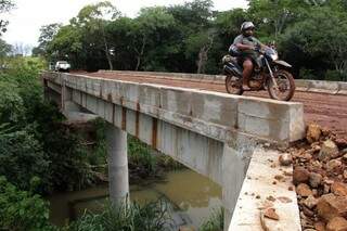 Ponte de concreto construída  sobre o rio Santa Tereza, em Guia Lopes da Laguna (Foto: Agesul/Divulgação)