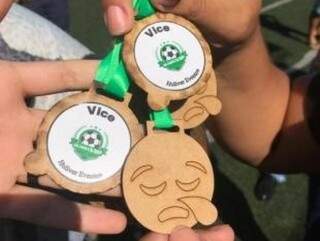 Medalhas com emoji de tristeza foram entregues para crianças derrotadas em final (Foto: Direto das Ruas)
