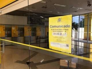 Comunicado anunciando fechamento da agência do Banco do Brasil na Avenida Afonso Pena, perto do Parque das Nações (Foto: Lucimar Couto)