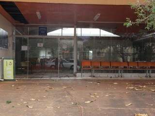 Local de vacinação que chegou a ser fechado no sábado, por causa da chuva forte. (Foto: Kísie Ainoã)