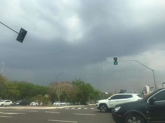 Chuva de 5 minutos volta a Campo Grande e alivia tempo seco 