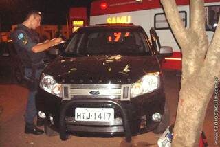 Motorista bateu o carro ao passar em desvio da Sanesul. Local estava sinalizado com placas. (Foto: Radio Caçula)