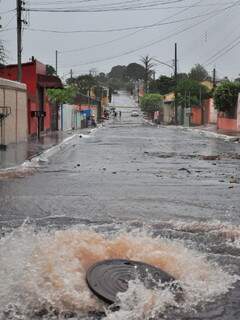 Água invadiu a rua causando muitos prejuízos. (Foto: João Garrigó)
