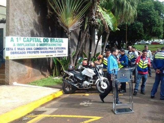 Mototaxistas comemoram fim do &lsquo;olh&ocirc;metro&rsquo; na cobran&ccedil;a de corridas