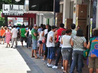 Consumidores fazem fila para aproveitar ofertas (Foto: João Garrigó)