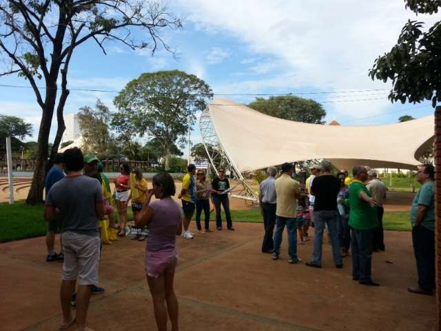 Douradenses come&ccedil;am a chegar ao centro para protesto contra governo