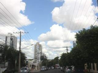 Tarde de sexta-feira (dia 22) com nuvens e tempo abafado em Campo Grande. (Foto: Paulo Francis).