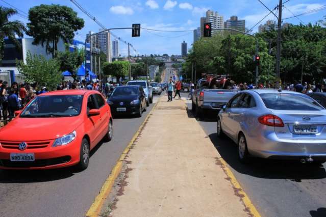Port&atilde;o abre &agrave;s 11h e centenas formam fila para entrar em locais de prova