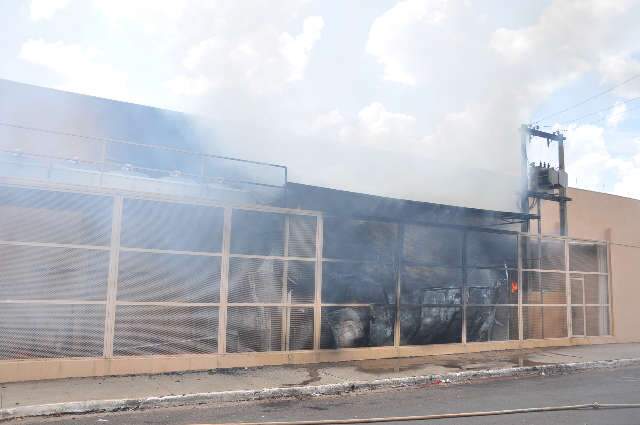  Funcion&aacute;rio que ficou ferido em inc&ecirc;ndio no Comper teve alta