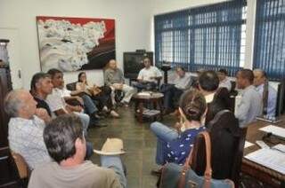 Produtores de Bodoquena reunidos esta tarde na sede da Acrissul (Foto: Ângelo Smaniotto/Via Livre)