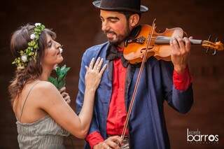 Até violino o noivo tocou para fazer chorar e se emocionar a menina que sonha com o amor. (Foto: Vicente Barros)