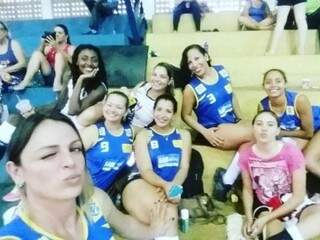 Mikaella (à frente da selfie) com as meninas da equipe que fez parte na Copa Surgiu. (Foto: Arquivo Pessoal)