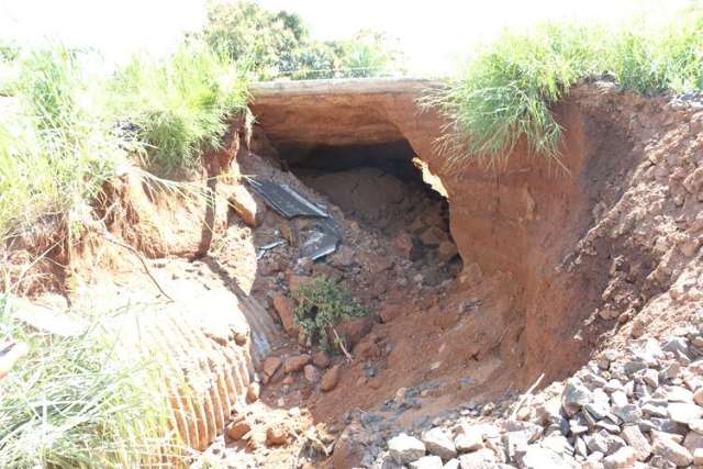 Ap&oacute;s eros&atilde;o, BR-267 opera apenas com meia pista e sem previs&atilde;o de ser liberada