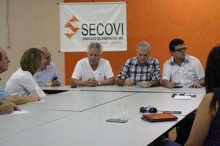 Prefeito e secretários reunidos com os empresários do setor. (Foto: Marcos Ermínio) 
