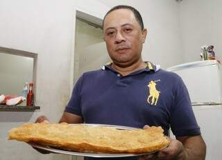 Dino, como é conhecido na bairro, abriu a pastelaria há oito anos