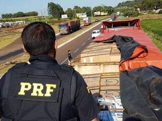 Caminhão da quadrilha de Ângelo Ballerini, apreendido pela PRF com cigarro paraguaio (Foto: Divulgação)