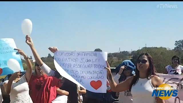 Familiares de presos protestam por visitas &iacute;ntimas na penitenci&aacute;ria federal