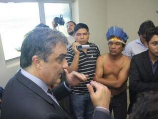 Ministro em conversa com a índios na manhã de hoje. (foto: Marcos Erminio)
