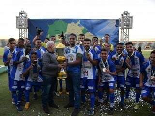 Jogadores do Aquidauanense recebem troféu de campeão do Estadual sub-19 (Foto: Noé Faria)