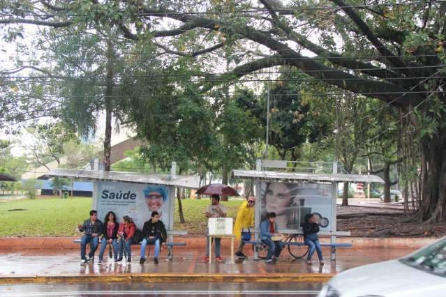 Come&ccedil;ando com hamb&uacute;rguer de lentilha, dupla entrega comida vegana de bike