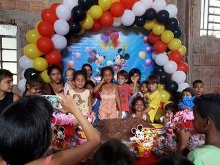 Além dos aniversariantes, a festa é aberta para as crianças da comunidade a à algumas mães. (Foto: Acervo Pessoal)