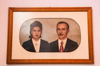 Em uma das paredes da casa, a foto retocada na pintura de Eliete e Laudemiro no passado. . (Foto: Kísie Ainõa)