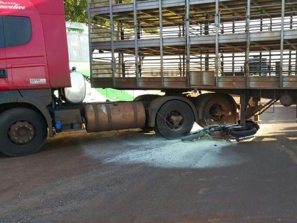 Motociclista que bateu em carreta na BR-163 morre na Santa Casa