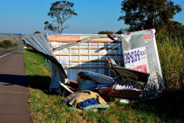 Ba&uacute; de caminh&atilde;o &eacute; arremessado em acidente na BR-267