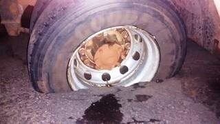 Asfalto cede, caminhão afunda e motorista espera para evitar furto Asfalto cede, caminhão afunda e motorista espera para evitar furto