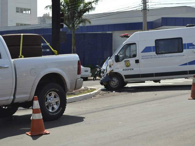  Viatura que levava preso bate em camionete na Afonso Pena